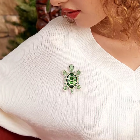 Turtle Crystal Green Brooch - Picture 6 of 8
